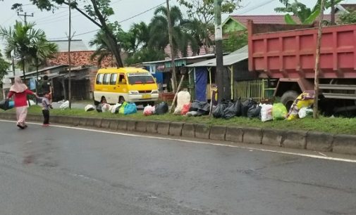 Median Jalan Ki Merogan Jadi Tempat Sampah