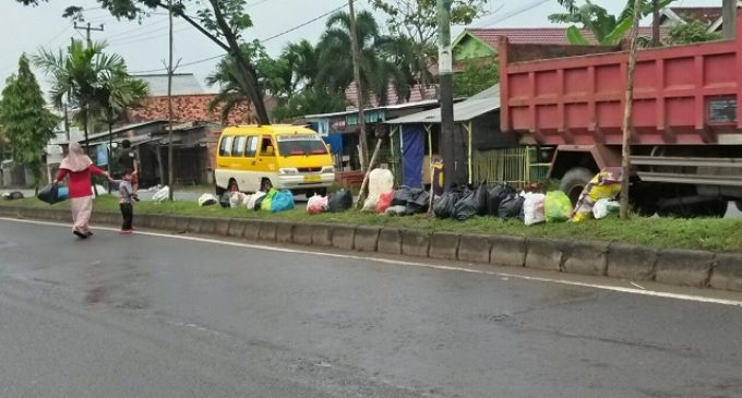 Median Jalan Ki Merogan Jadi Tempat Sampah