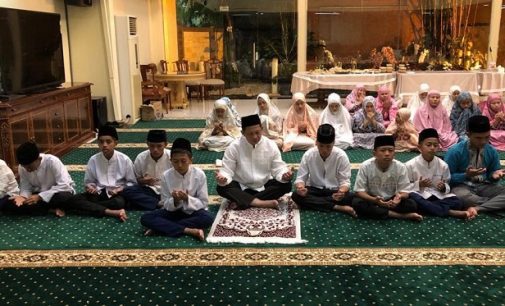 Di Tengah Perburuan Teroris, Kapolri Sempatkan Berbuka Dengan Anak Yatim