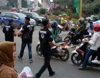 Sahabat Dan Pemuda MD Bagi-bagi Takjil, Pengendara : Salam Buat Pak Haji Mularis