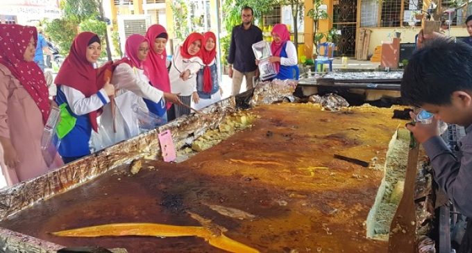 Pempek Lenggang Raksasa Buatan Alumni SMPN 15 Palembang Pecahkan Rekor Muri