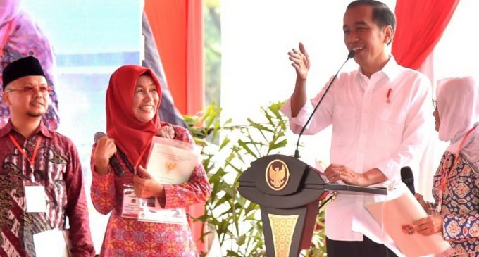 Presiden Jokowi Serahkan Sertifikat Untuk Rakyat Dan Tanah Wakaf di Sumsel