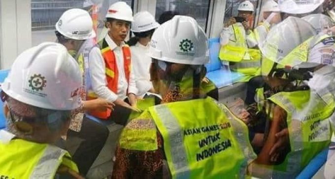 Presiden Jokowi Lakukan Uji Coba LRT Pertama di Palembang