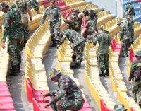Prajurit Kodam II/Sriwijaya Perbaiki Kursi Stadion GSJ