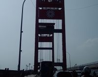 Jam Analog Giant Size Telah Terpasang di Tower Ampera