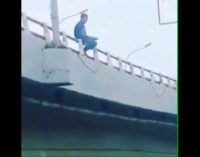 Pria Diduga Stress Ingin Lompat Dari Jembatan Fly Over Simpang Polda