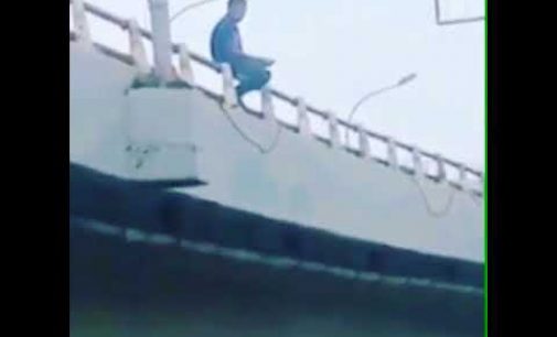 Pria Diduga Stress Ingin Lompat Dari Jembatan Fly Over Simpang Polda