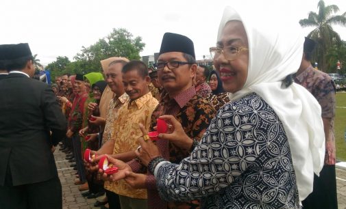 PLN Berikan Penghargaan Loyalitas Pegawai dan Purnakarya di Perayaan Hari Listrik Nasional ke-73