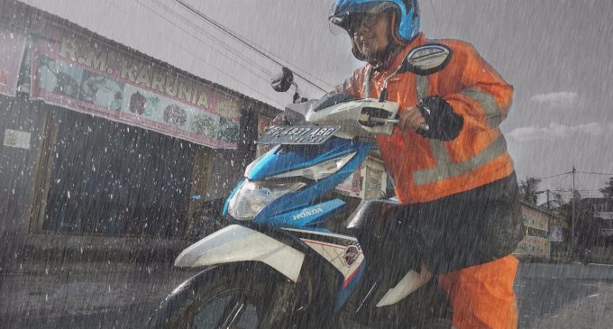 Terobos Banjir Pakai Motor Matik, Harus Perhatikan Hal Ini