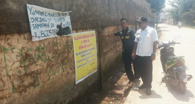 Sampah Menumpuk, Lurah Sukodadi Pasang Spanduk