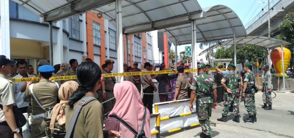 Tunggak Pajak, Aparat Gabungan Segel Pintu Masuk Parkir PS Mall Dan Komplek Pertokoan Rajawali