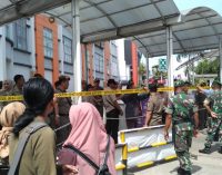 Tunggak Pajak, Aparat Gabungan Segel Pintu Masuk Parkir PS Mall Dan Komplek Pertokoan Rajawali
