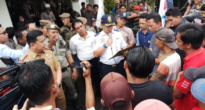 Puluhan Sopir Angkot Way Hitam – Talang Betutu Demo Ulah Sopir Angkot Trayek KM 5