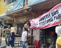 Pol PP Turunkan Spanduk Penolakan Parkir di Jalan Sudirman