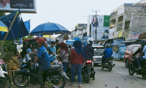 Pedagang Buah Sebabkan Kemacetan di Jalan Kapten Abdullah
