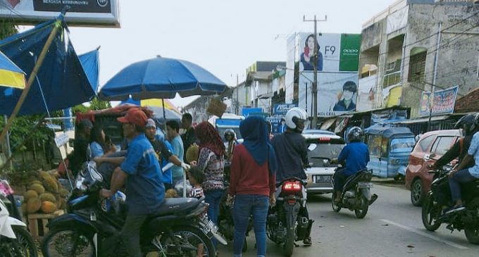 Pedagang Buah Sebabkan Kemacetan di Jalan Kapten Abdullah