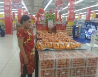 Carrefour Tambah Stok Makanan Khas Imlek
