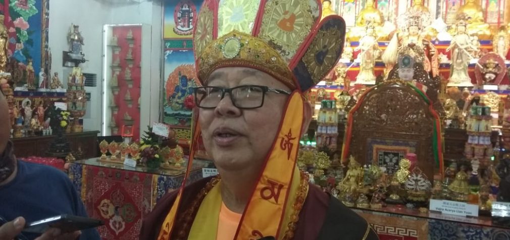Ratusan Warga Tionghoa Berdoa di Vihara Vajra Bhumi Sriwijaya