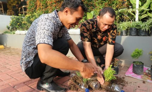 Hotel The 1O1 Palembang Tanam Tanaman Hias Dengan Botol Plastik Bekas