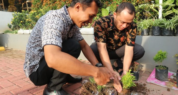 Hotel The 1O1 Palembang Tanam Tanaman Hias Dengan Botol Plastik Bekas