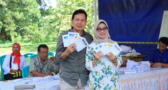 Wako Prabumulih Bersama Keluarga Nyoblos di TPS 09 Kelurahan Gunung Ibul