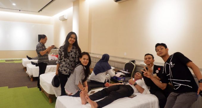 Rayakan Hari Jadi Yang Pertama, The Zuri Hotel Palembang Helat Baksos Donor Darah