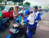 Astra Motor Sumsel Bagikan Takjil dan Helm Gratis Kepada Pengendara Motor