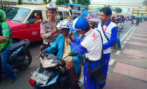 Astra Motor Sumsel Bagikan Takjil dan Helm Gratis Kepada Pengendara Motor