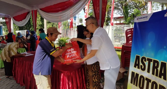 Rayakan HUT ke 49, ASMO Bagikan Paket Sembako Gratis