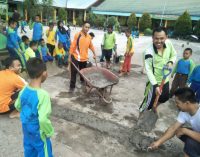Cegah Banjir, Guru dan Siswa MIN 3 Muara Enim Kompak Gotong Royong Buat Pelintang Jalan