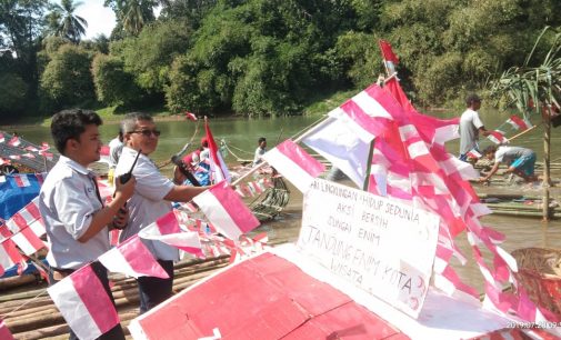 Aksi Ratusan Rakit Bersih Bersih Sungai Enim