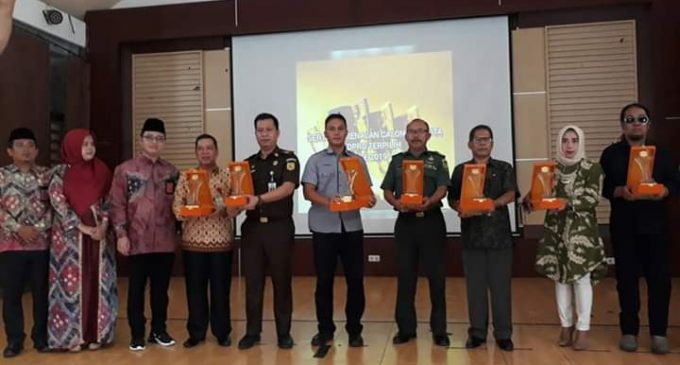 KPU Kota Prabumulih Berikan Penghargaan Kepada Stakeholders dan Ad Hoc