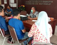 Timpuk Mantan Suami Pakai Make Up