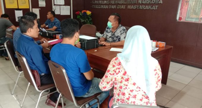 Timpuk Mantan Suami Pakai Make Up