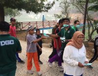 Palembang Darurat Asap, Mitra Gojek Bagikan Ribuan Masker