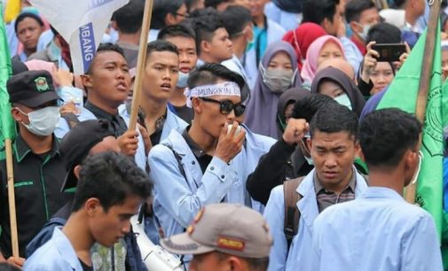 Demo Berlangsung Ricuh, Ratusan Mahasiswa Terluka