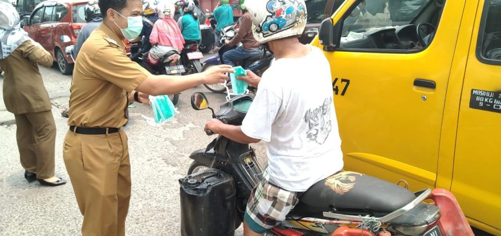 Camat Kemuning Dan Dinkes Kota Palembang Bagikan Ribuan Masker