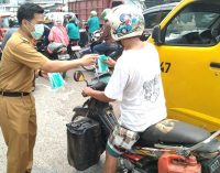 Camat Kemuning Dan Dinkes Kota Palembang Bagikan Ribuan Masker