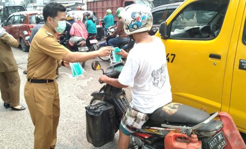 Camat Kemuning Dan Dinkes Kota Palembang Bagikan Ribuan Masker