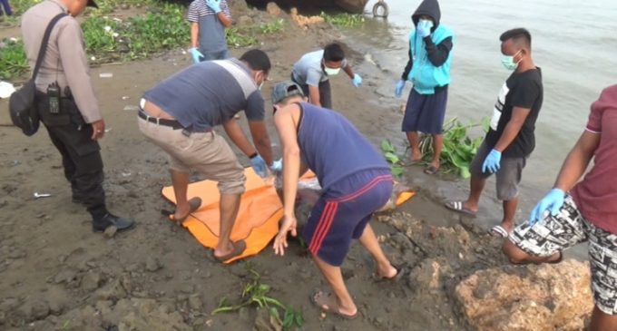 Mayat Tanpa Busana Ditemukan Ngambang Di Tepian Sungai Musi Viva Sumsel