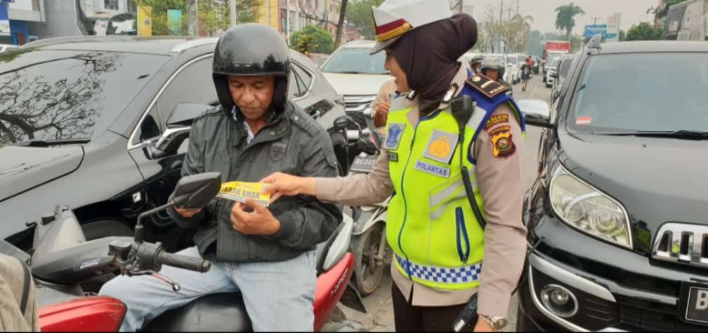 Satlantas Polrestabes Palembang Bagikan 10 Ribu Brosur Tertib Lalu Lintas