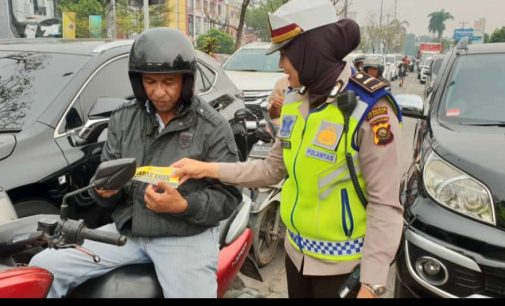 Satlantas Polrestabes Palembang Bagikan 10 Ribu Brosur Tertib Lalu Lintas