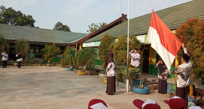 Guru dan Staf TU MIN 3 Muara Enim Jadi Petugas Upacara