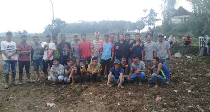 Karang Taruna Dan Kades Terpilih Desa Pajar Bulan Gotong Royong Bangun Lapangan Volly dan Takraw