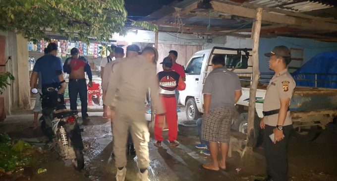 Gelar Razia Gabungan, Polres Muara Enim Sita Puluhan Botol Miras