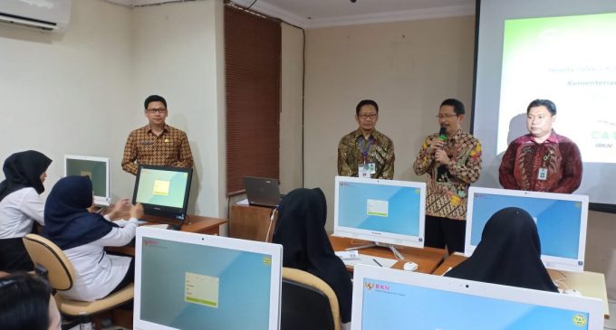 Kabag TU Sumsel Dampingi Karo Kepegawaian Monitor Ujian CAT