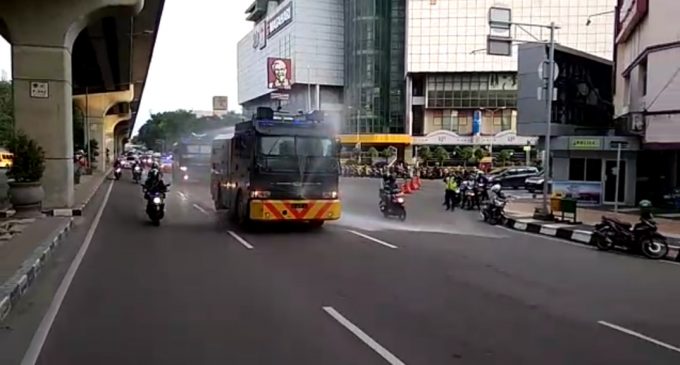 Sejumlah Jalan Protokol di Kota Palembang Disemprot Disinfektan