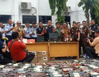 Ribuan Miras, Laptop dan Handphone Ilegal Dimusnahkan