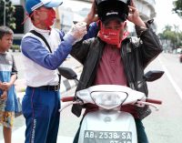 Peduli Pengendara Motor, Astra Motor Sumsel Bagikan Makser Kain Gratis