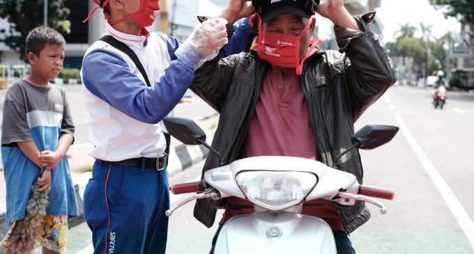 Peduli Pengendara Motor, Astra Motor Sumsel Bagikan Makser Kain Gratis